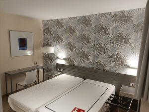 Diseño de papel pintado botánico en tonos verdes y grises en hotel