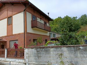 Lateral de vivienda con tratamiento de pintura, barniz y protección hidrofugante