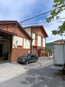 Vista general de la vivienda tras trabajos de protección y pintura exterior